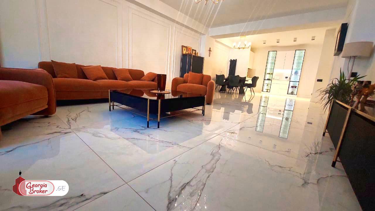 продается квартира с новым ремонтом 4-комнаты